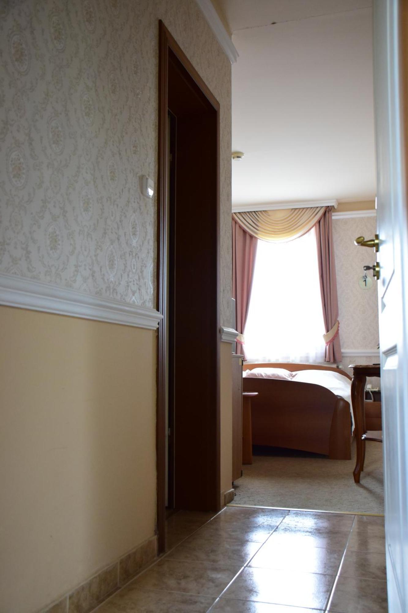 Hotel Bibic Es Tueskevar Etterem Es Horgaszto Nyíregyháza 外观 照片