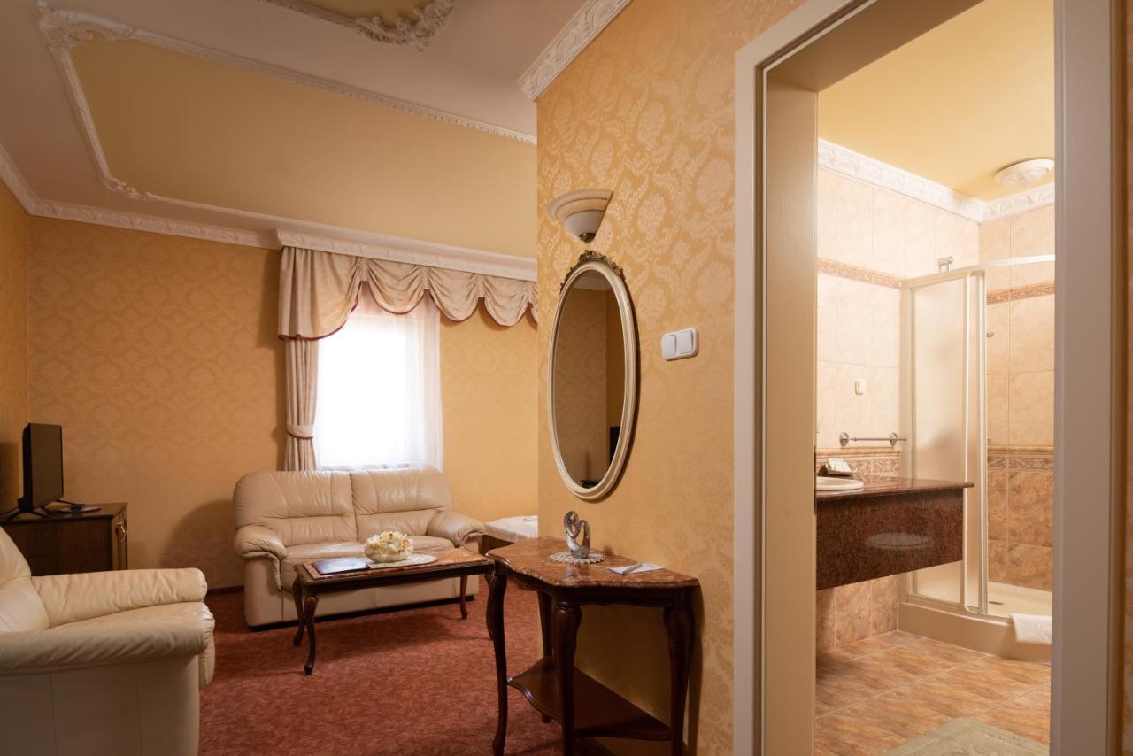Hotel Bibic Es Tueskevar Etterem Es Horgaszto Nyíregyháza 外观 照片