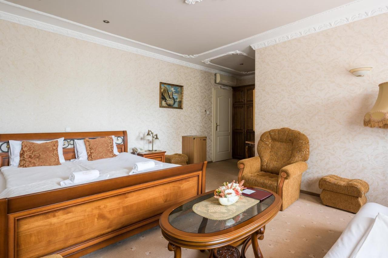 Hotel Bibic Es Tueskevar Etterem Es Horgaszto Nyíregyháza 外观 照片