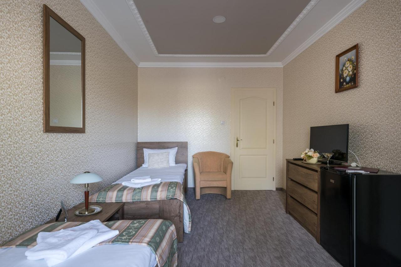 Hotel Bibic Es Tueskevar Etterem Es Horgaszto Nyíregyháza 外观 照片