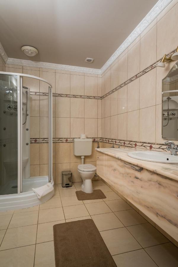 Hotel Bibic Es Tueskevar Etterem Es Horgaszto Nyíregyháza 外观 照片