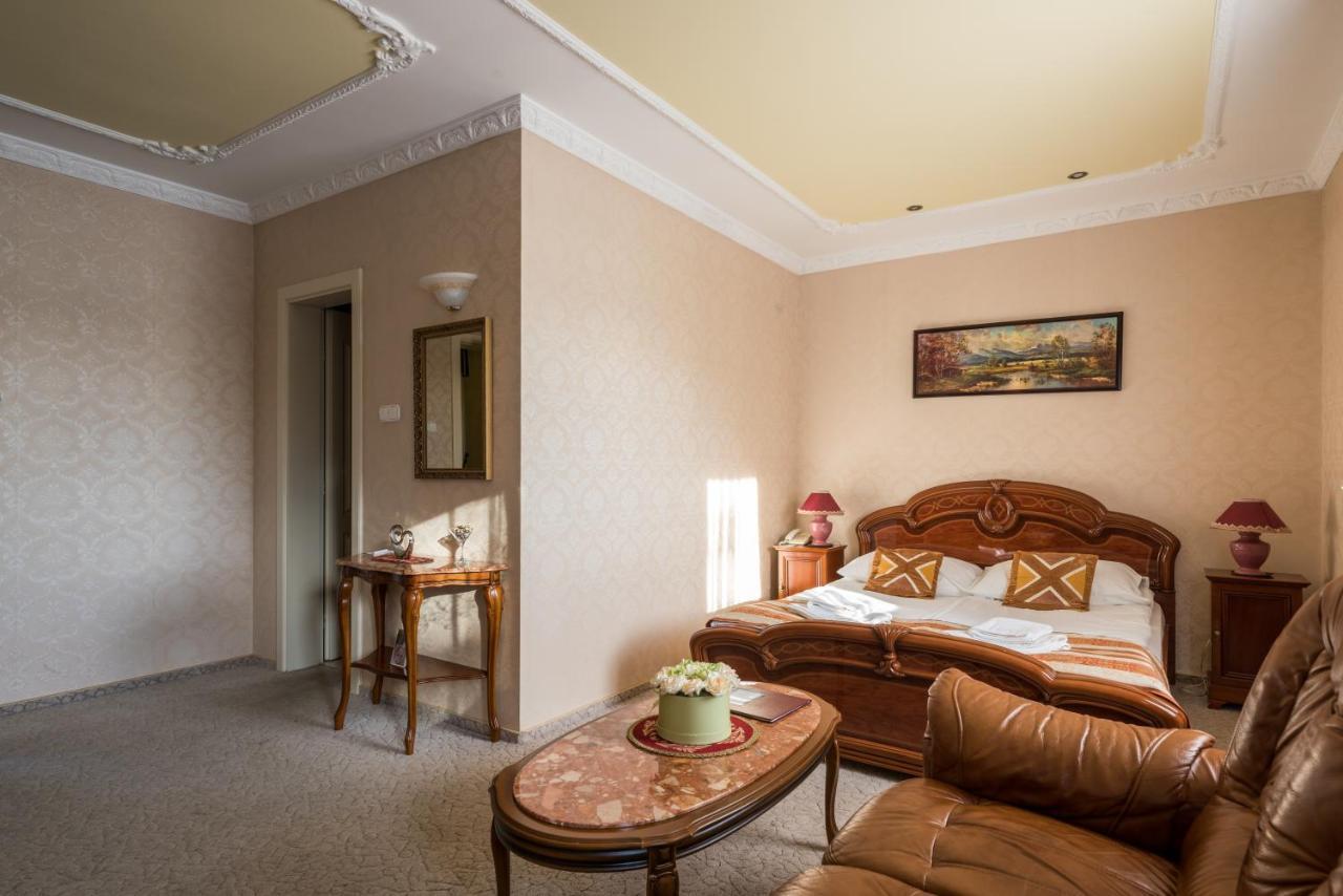 Hotel Bibic Es Tueskevar Etterem Es Horgaszto Nyíregyháza 外观 照片