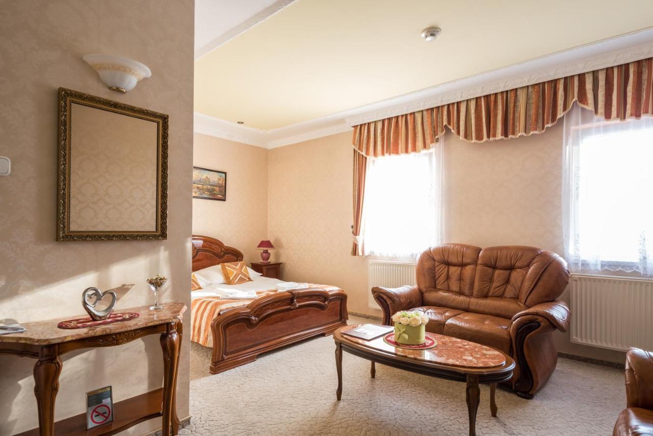 Hotel Bibic Es Tueskevar Etterem Es Horgaszto Nyíregyháza 外观 照片