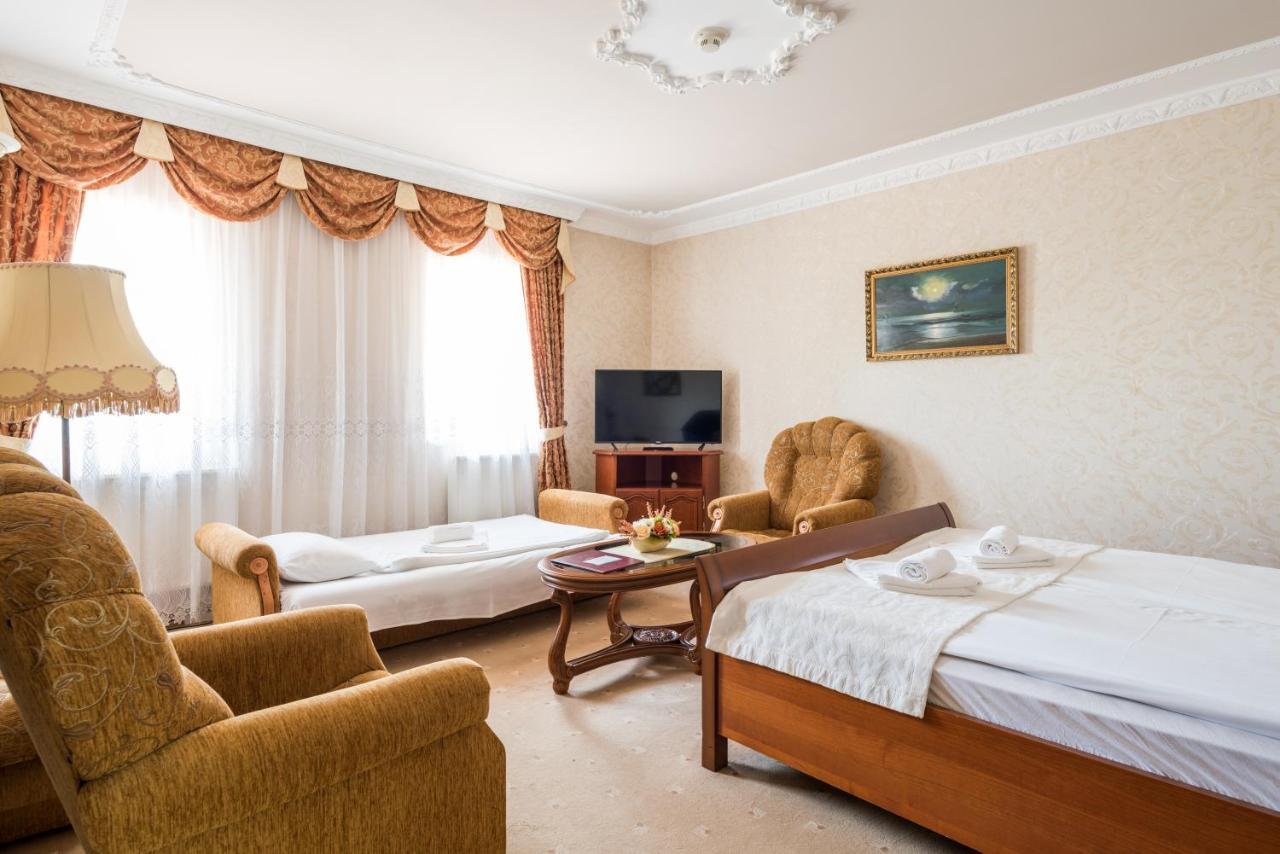 Hotel Bibic Es Tueskevar Etterem Es Horgaszto Nyíregyháza 外观 照片