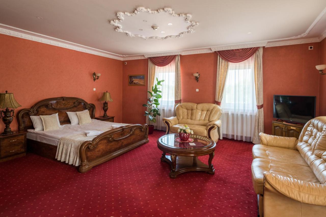 Hotel Bibic Es Tueskevar Etterem Es Horgaszto Nyíregyháza 外观 照片