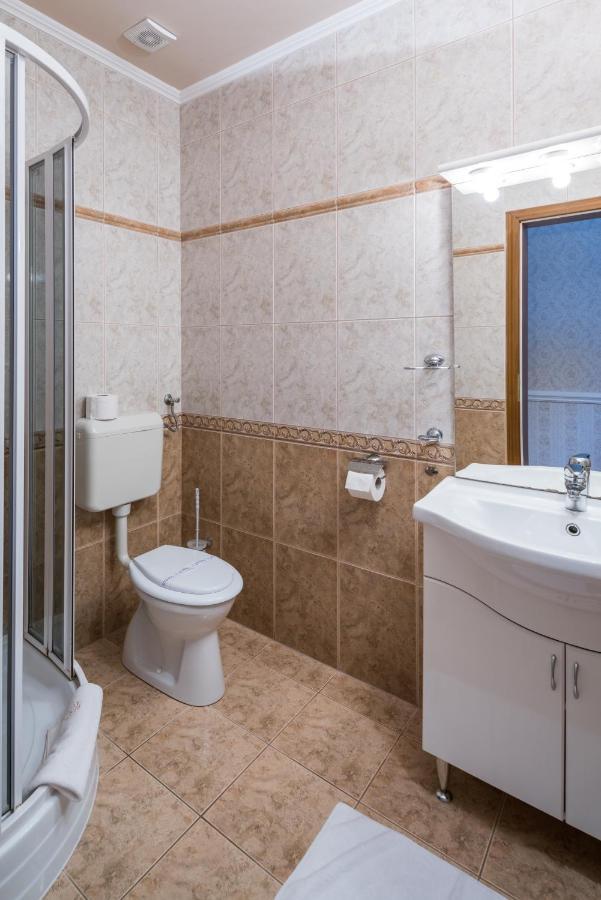 Hotel Bibic Es Tueskevar Etterem Es Horgaszto Nyíregyháza 外观 照片
