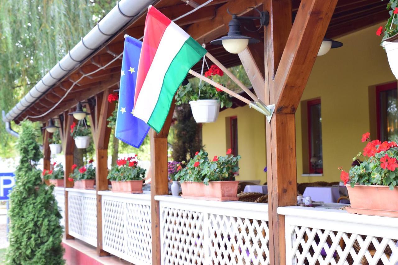 Hotel Bibic Es Tueskevar Etterem Es Horgaszto Nyíregyháza 外观 照片