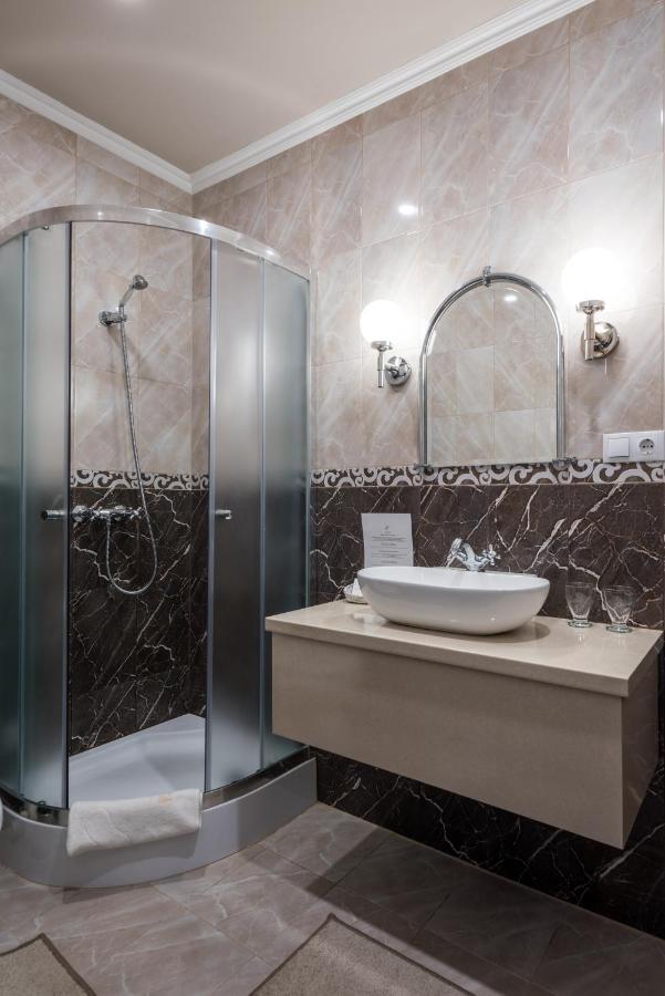 Hotel Bibic Es Tueskevar Etterem Es Horgaszto Nyíregyháza 外观 照片