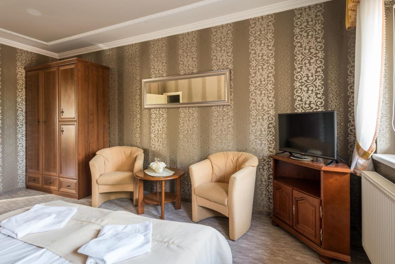 Hotel Bibic Es Tueskevar Etterem Es Horgaszto Nyíregyháza 外观 照片